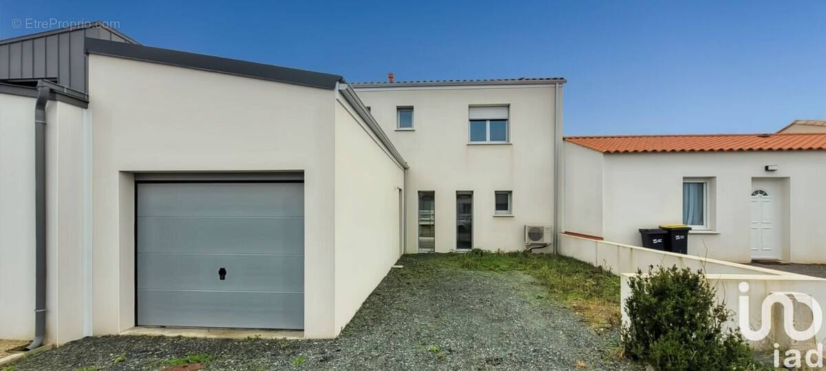 Photo 1 - Maison à MOUTIERS-LES-MAUXFAITS