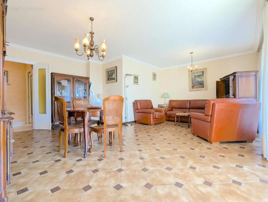   - Appartement à DECINES-CHARPIEU
