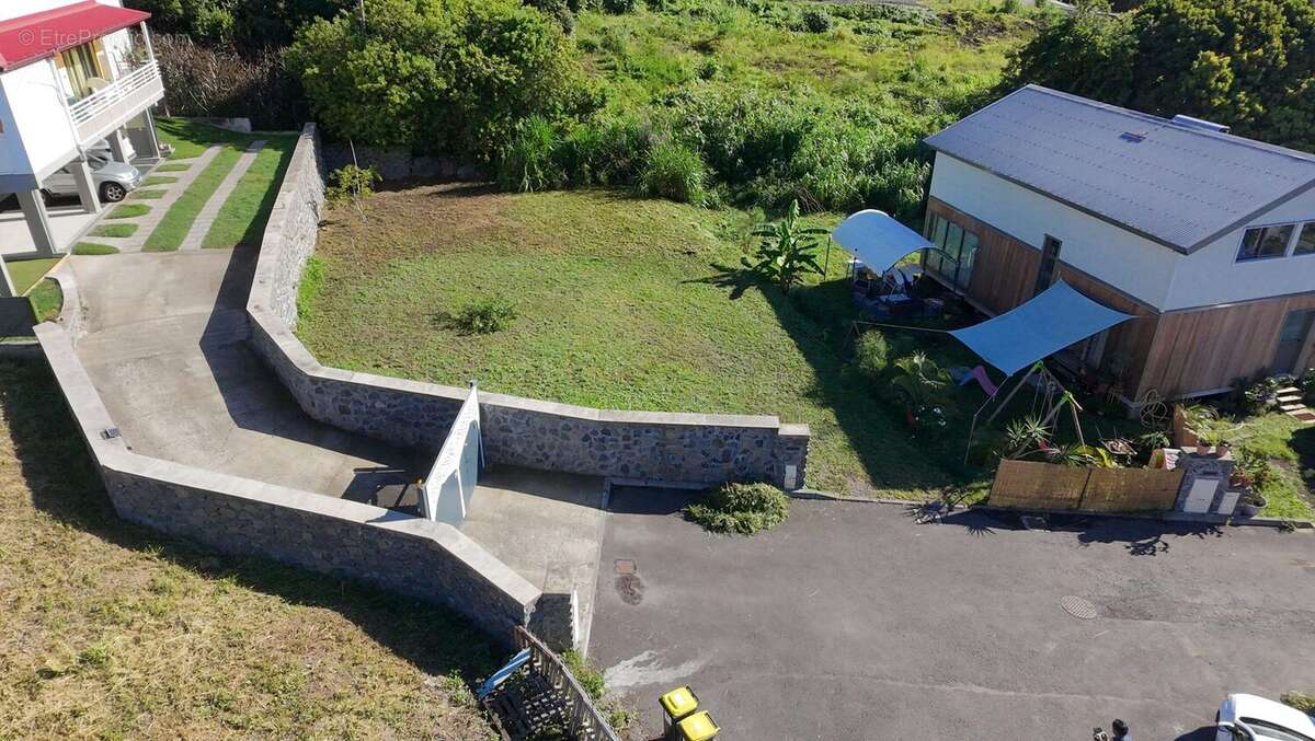 Terrain à ENTRE-DEUX