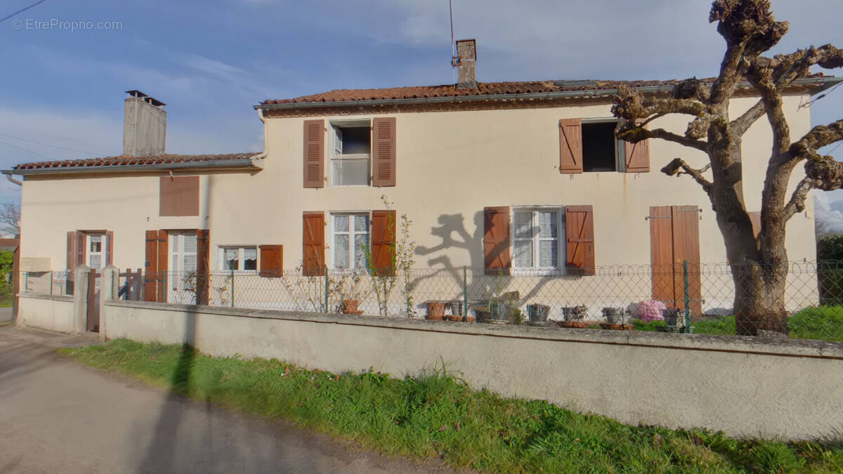 Maison à LUCHAPT