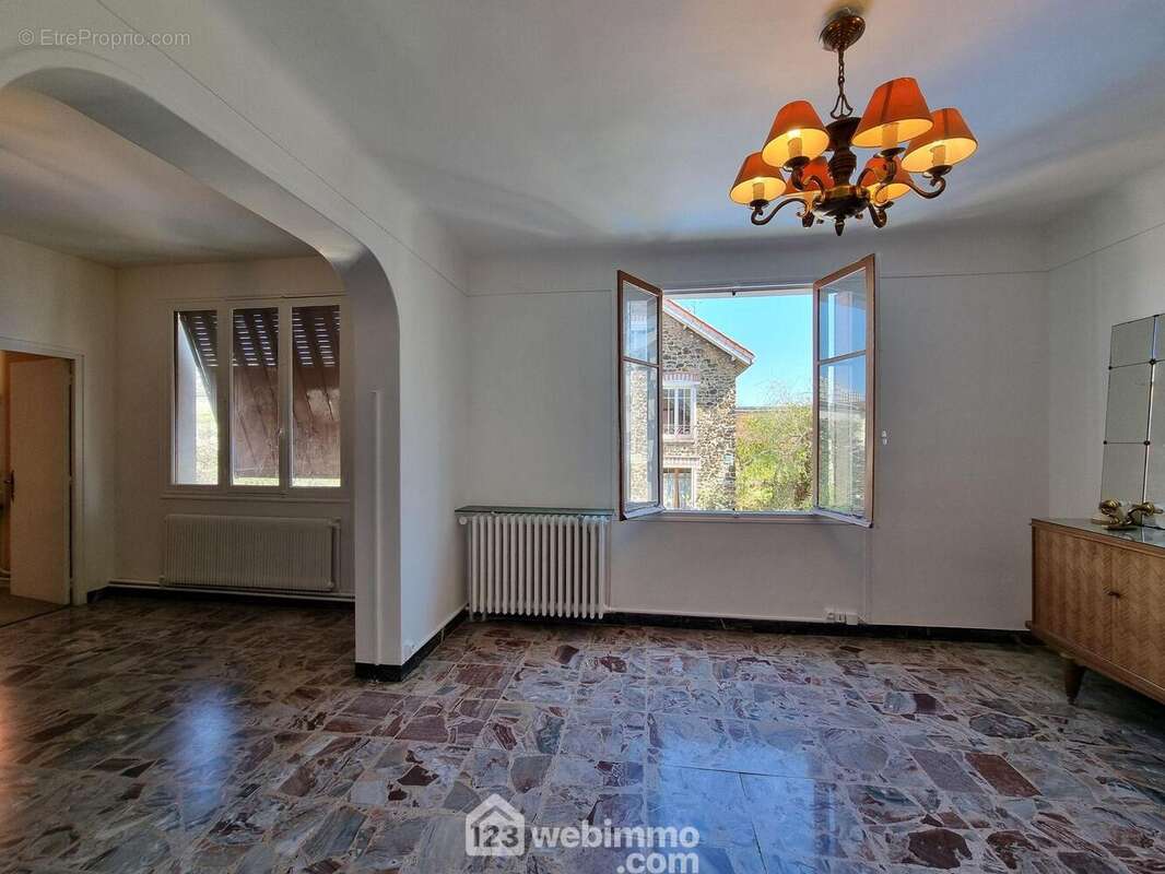 Au sol, un beau marbre veiné - Maison à IVRY-SUR-SEINE
