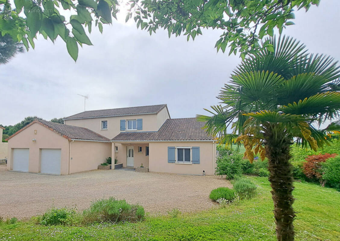 Maison à COUSSAY-LES-BOIS
