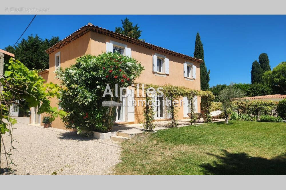 Maison à MOURIES