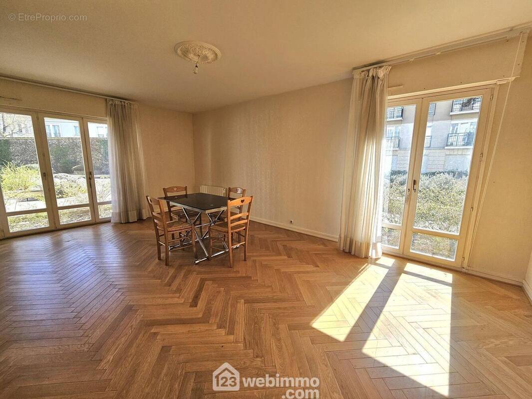 Un séjour lumineux de 32 m² avec un beau parquet bois. - Appartement à FONTAINEBLEAU