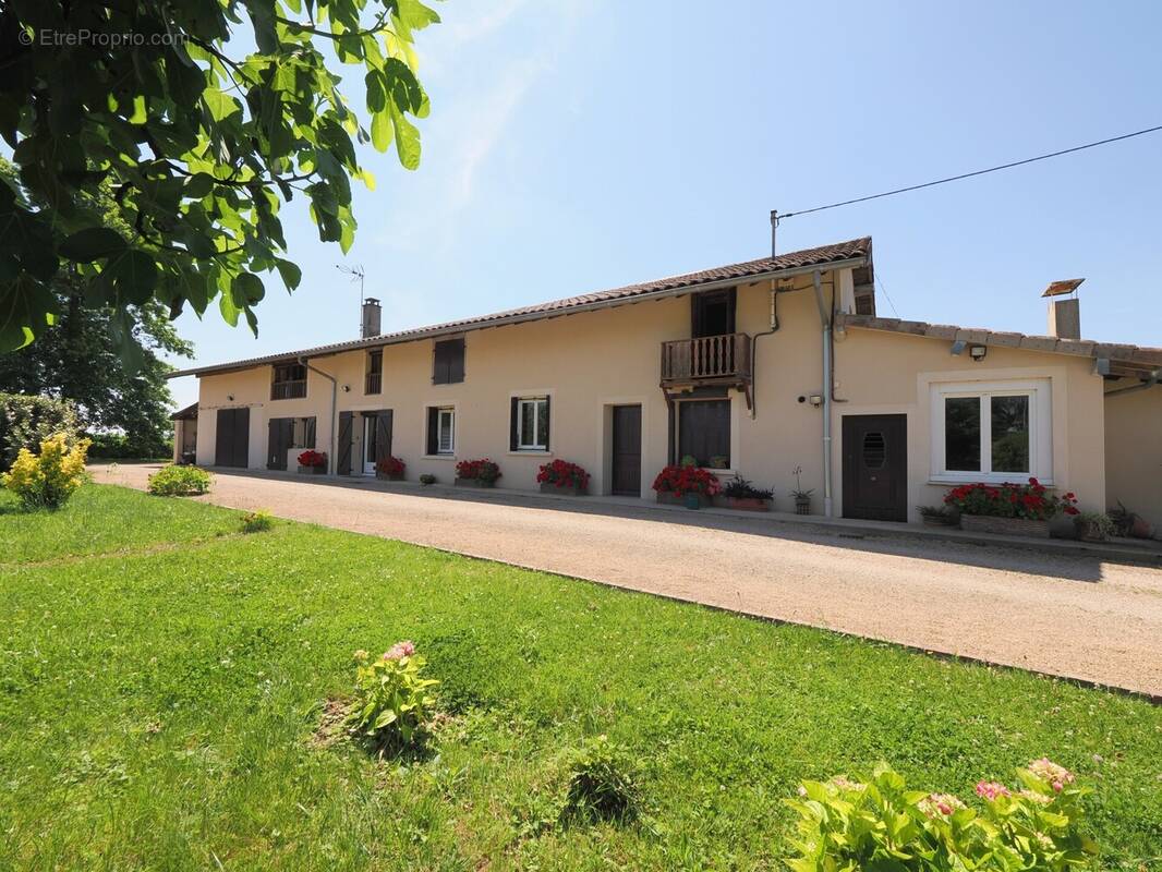 Façade côté est - Maison à PONT-DE-VAUX