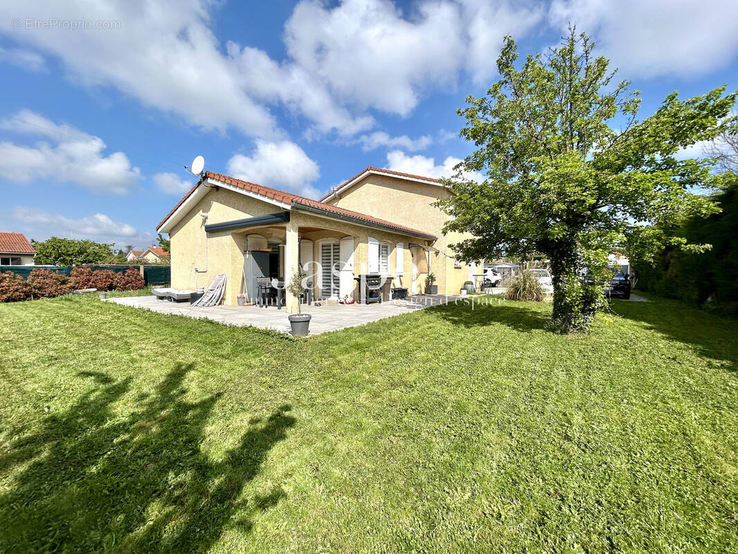 Maison à SURY-LE-COMTAL