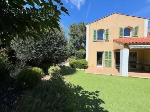 Maison à ROQUEBRUNE-SUR-ARGENS