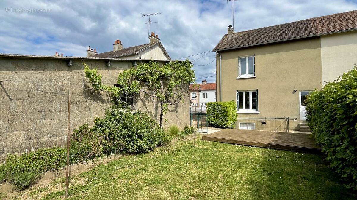 Maison à SAINT-COSME-EN-VAIRAIS