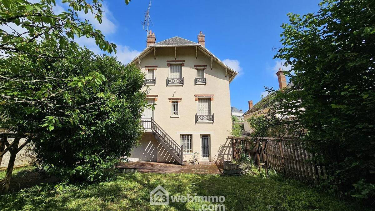 La maison vue du jardin. - Maison à MALESHERBES