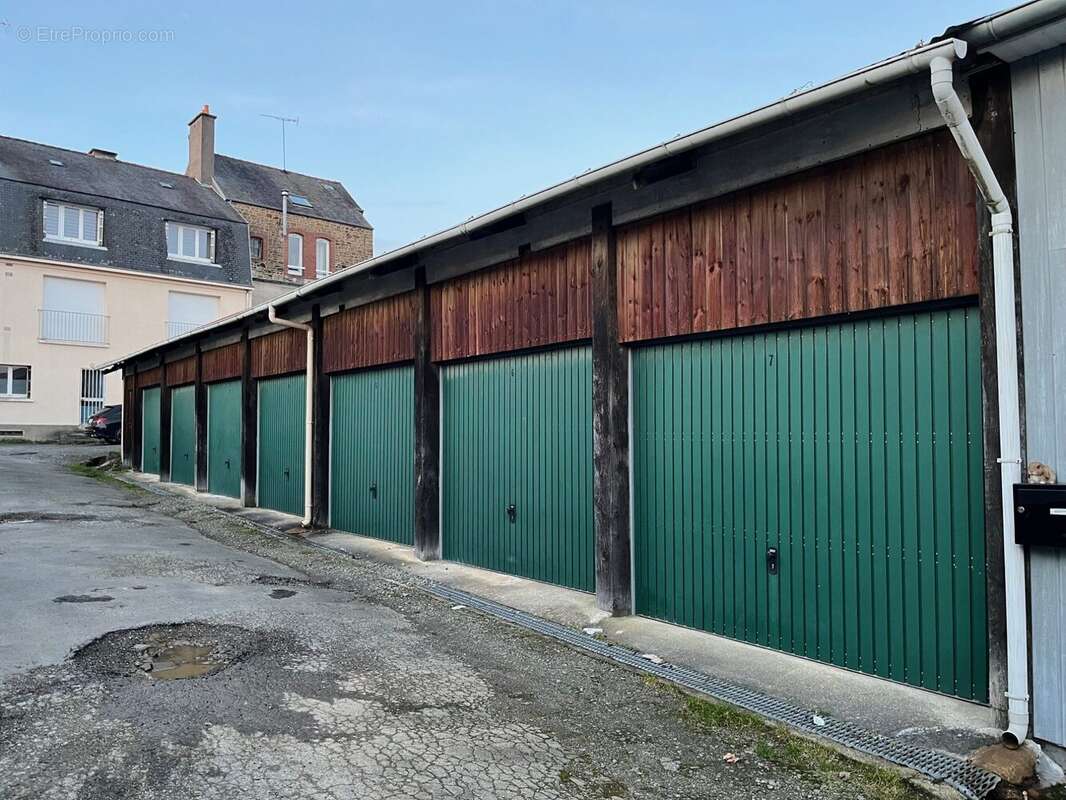 Parking à FOUGERES