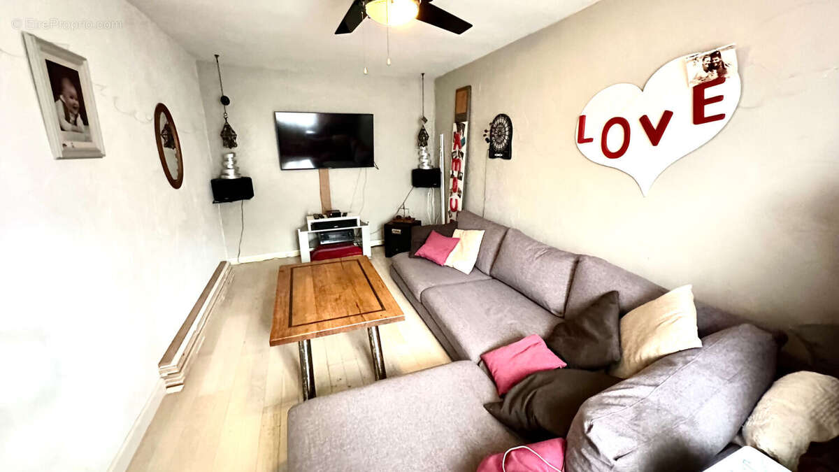 Appartement à ENTRAIGUES-SUR-LA-SORGUE