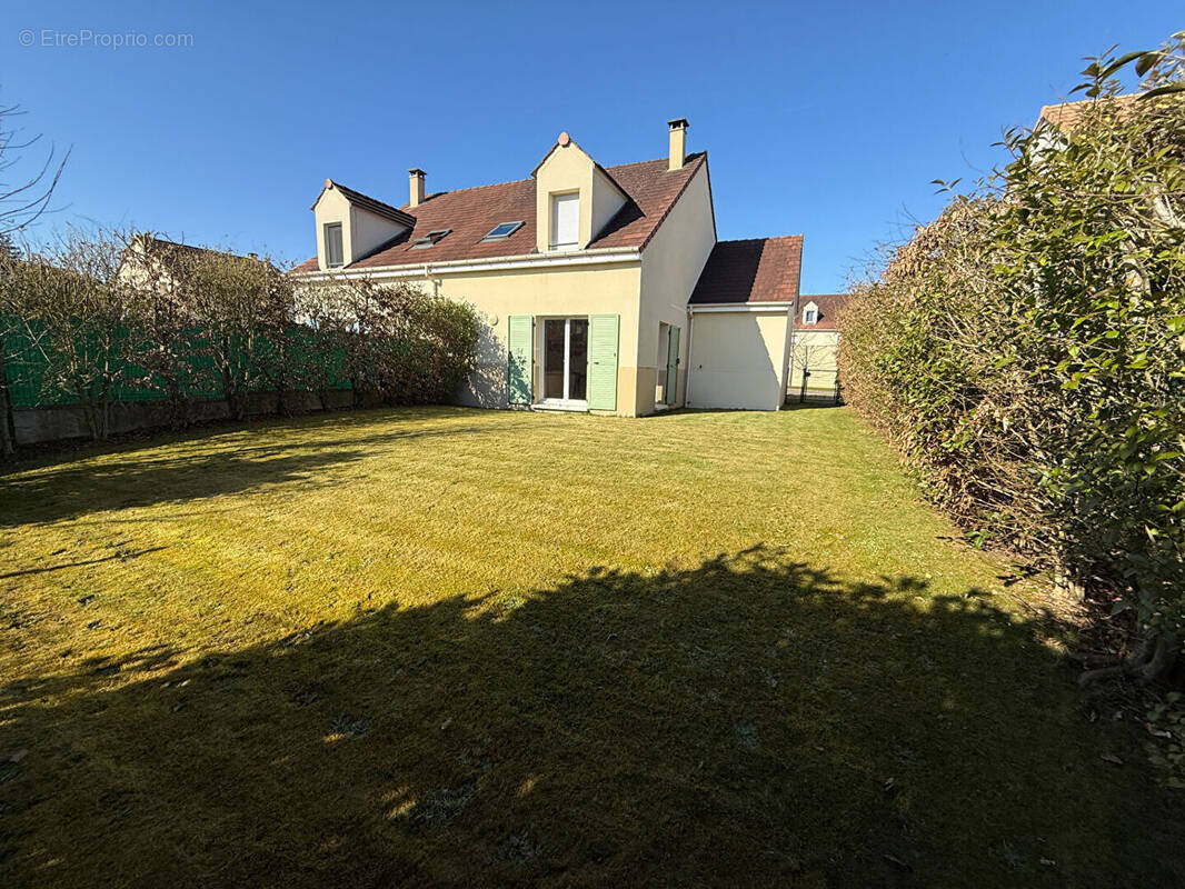 Maison à LE MESNIL-SAINT-DENIS