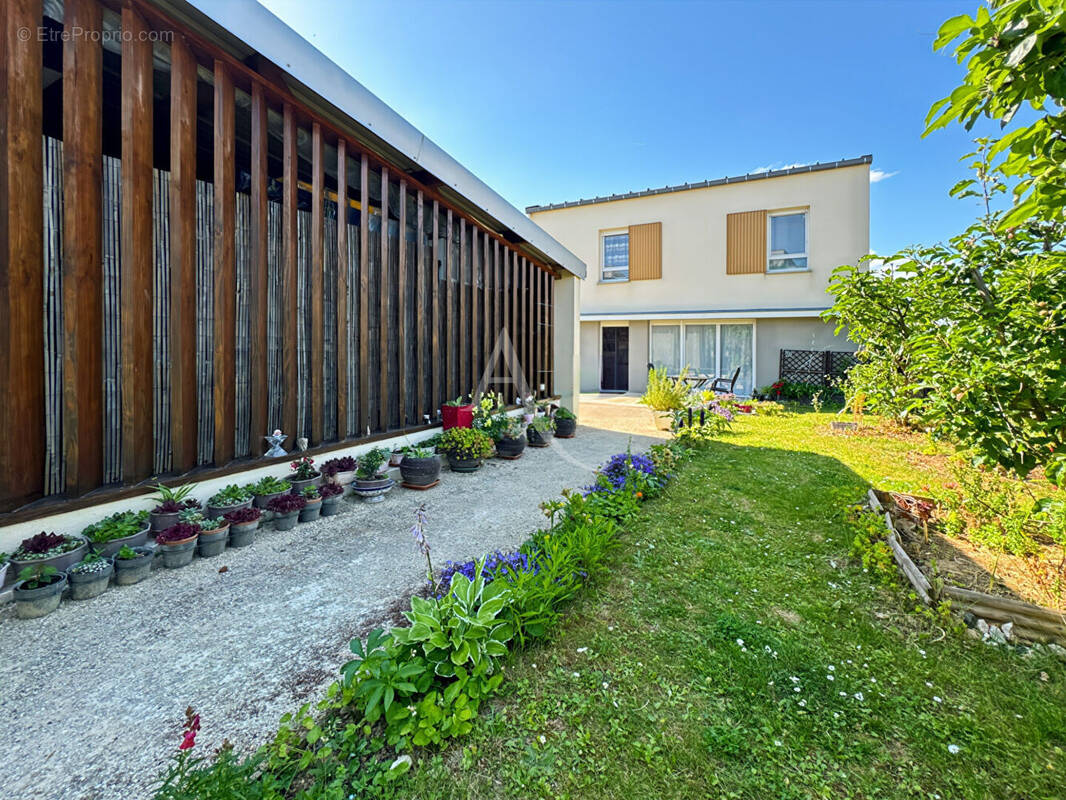 Maison à JOUY-LE-MOUTIER