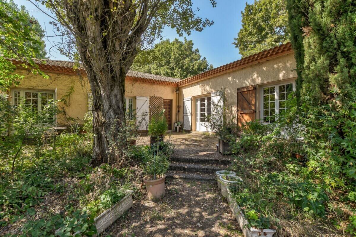Maison à PINS-JUSTARET