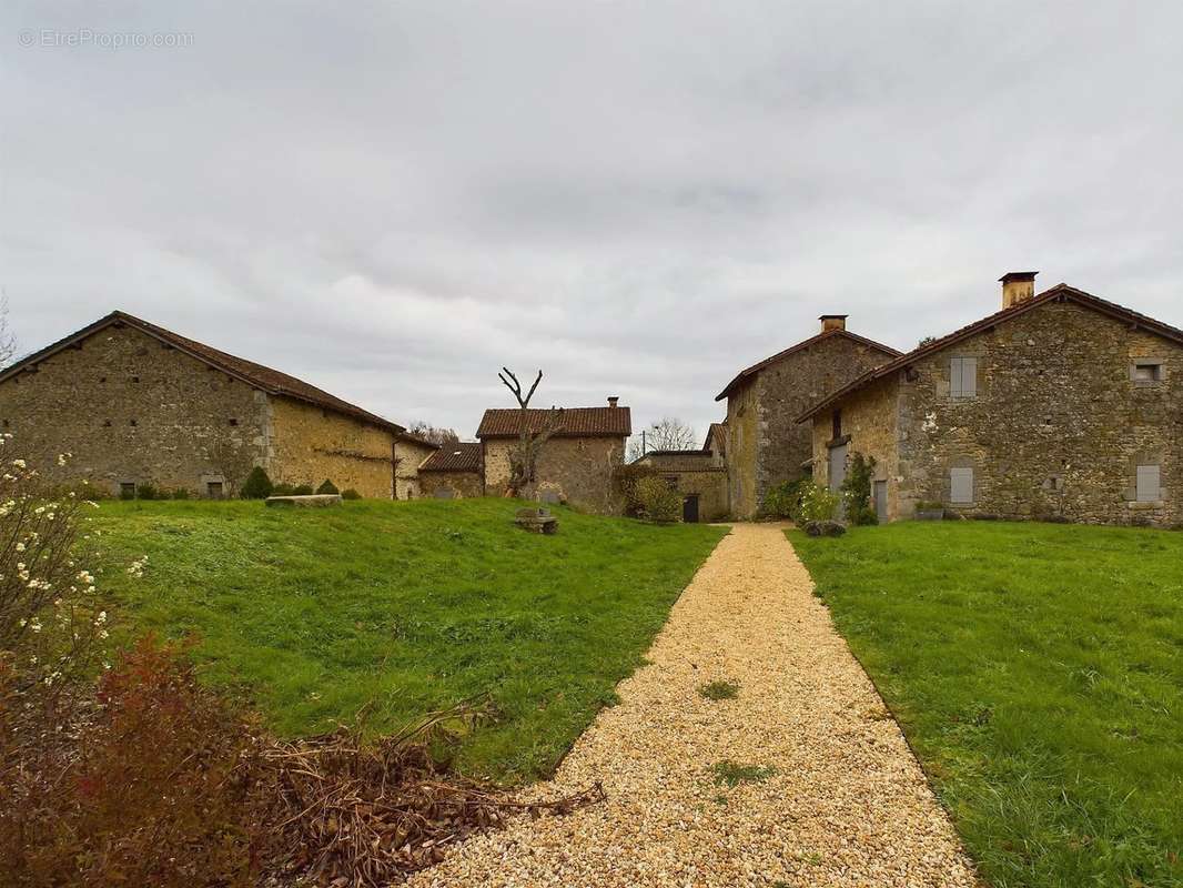 Maison à CHAMPNIERS-ET-REILHAC