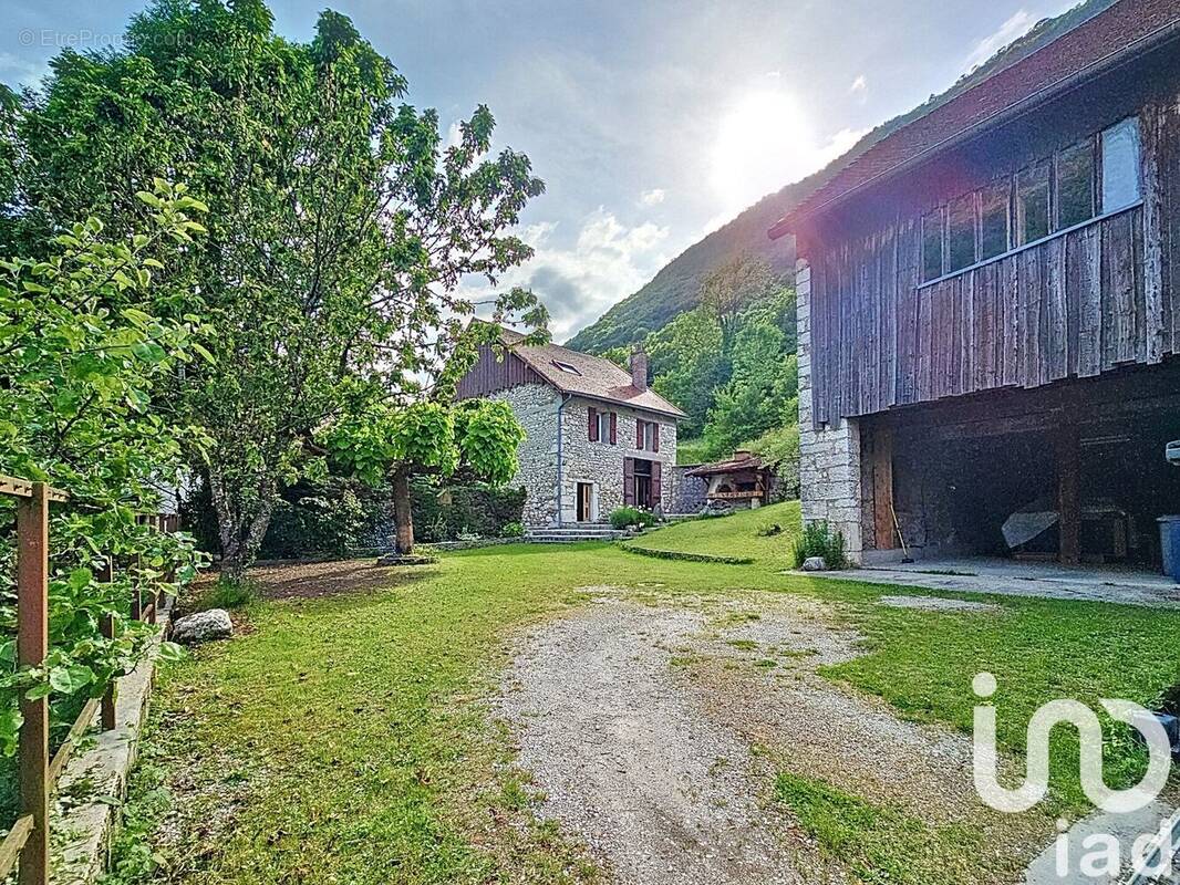 Photo 1 - Maison à VEUREY-VOROIZE