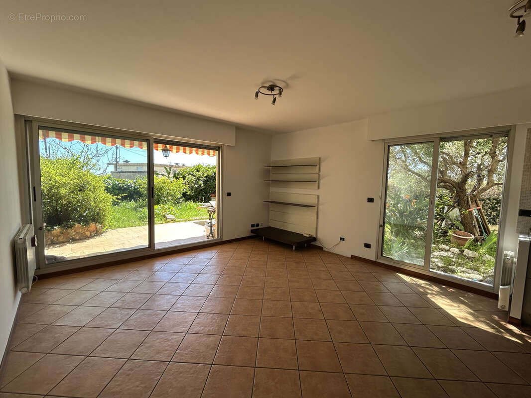 Appartement à SAINT-LAURENT-DU-VAR