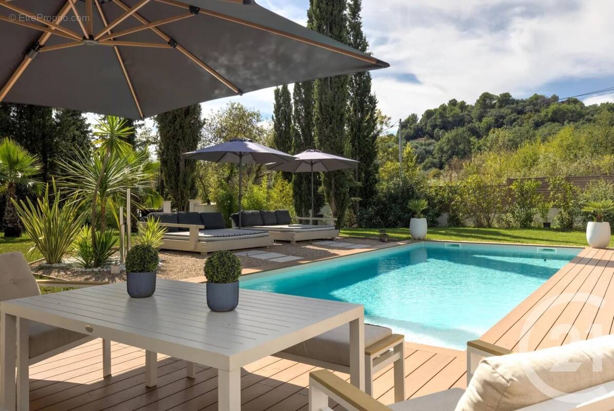 Maison à CHATEAUNEUF-GRASSE