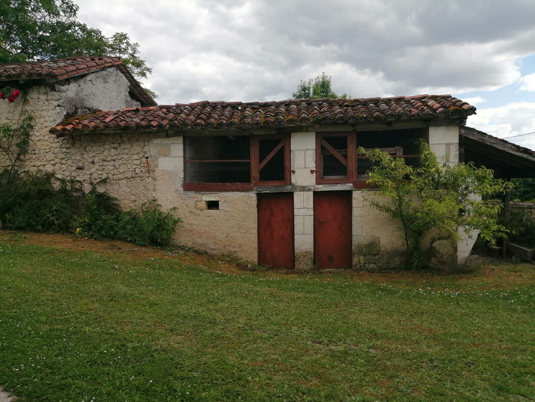 Maison à LUSIGNAC