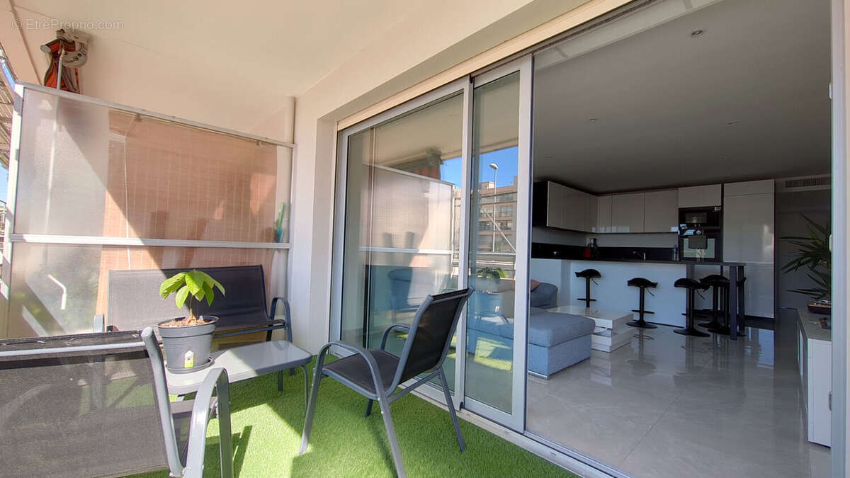 Appartement à SAINT-LAURENT-DU-VAR