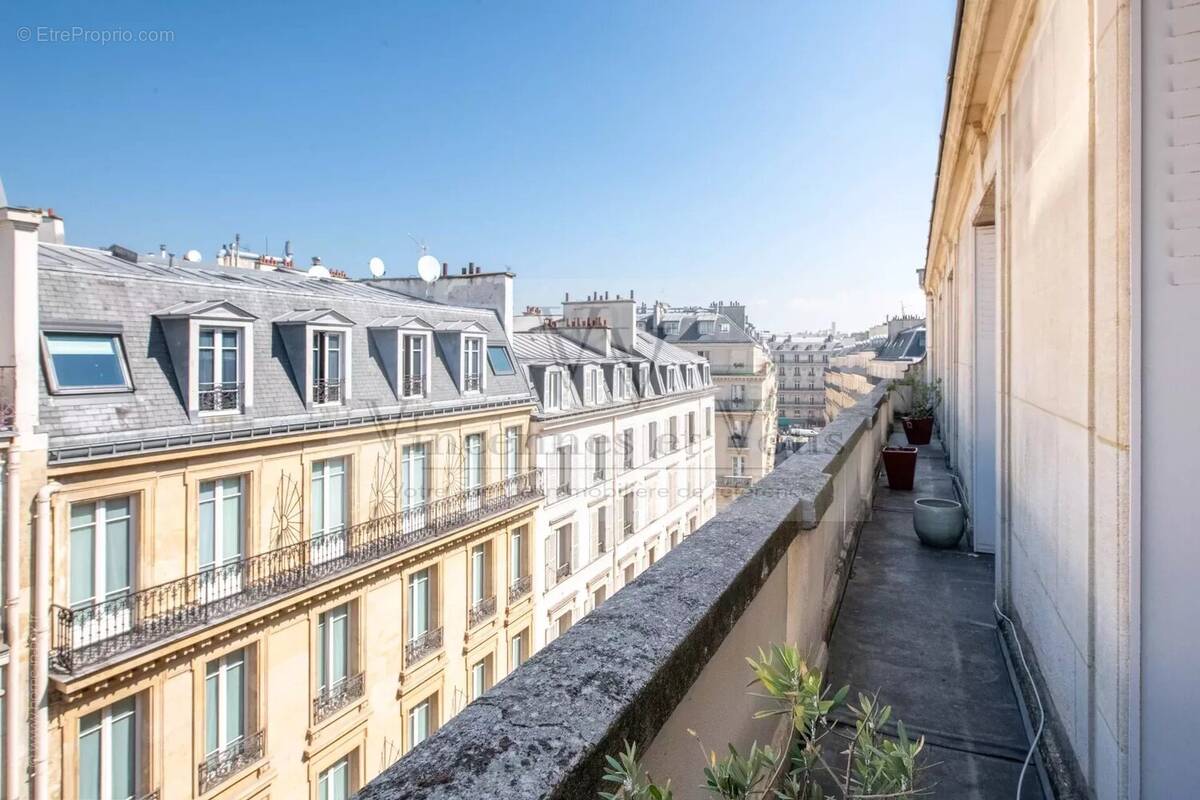 Appartement à PARIS-8E
