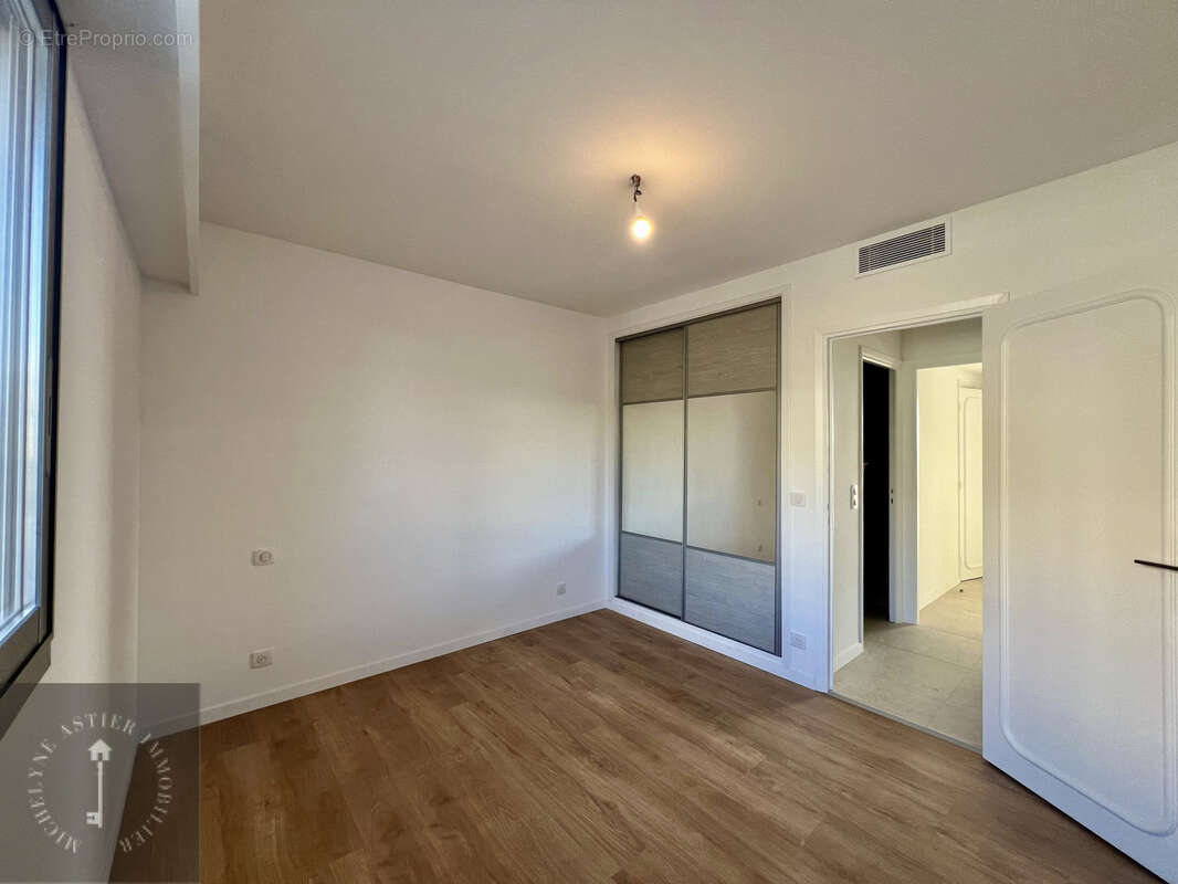 Appartement à SAINT-LAURENT-DU-VAR