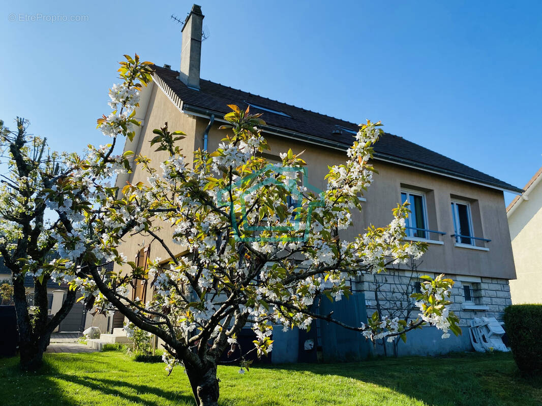 Maison à LA QUEUE-LES-YVELINES
