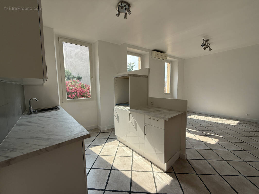 Appartement à MARSEILLE-4E
