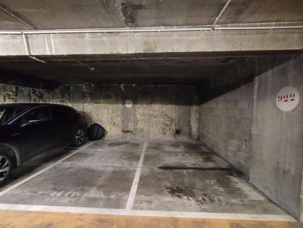 Parking à PARIS-10E