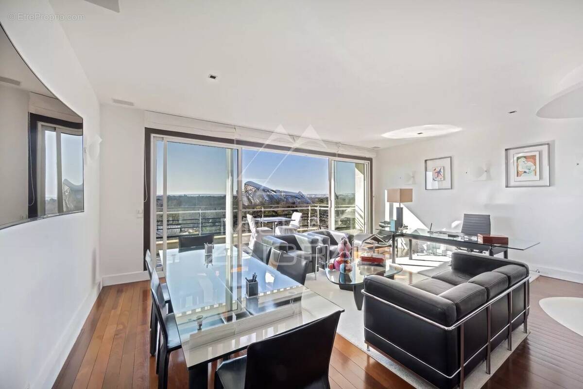 Appartement à NEUILLY-SUR-SEINE