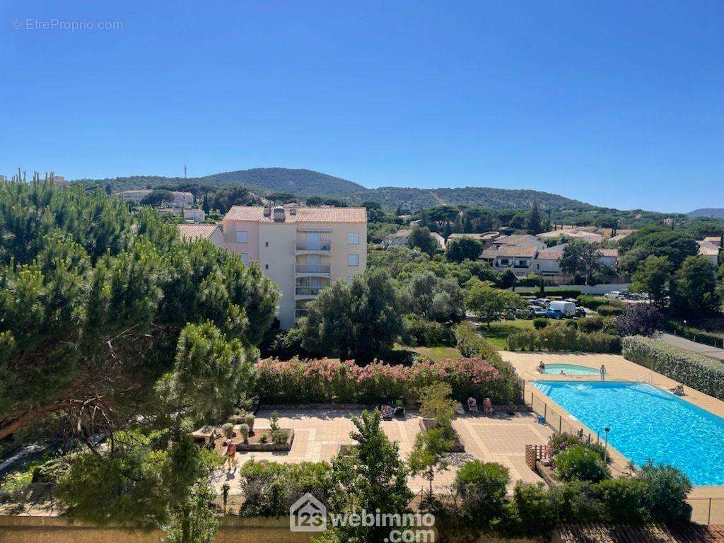 Une vue splendide s&#039;étend sur un jardin enchanteur - Appartement à SAINTE-MAXIME