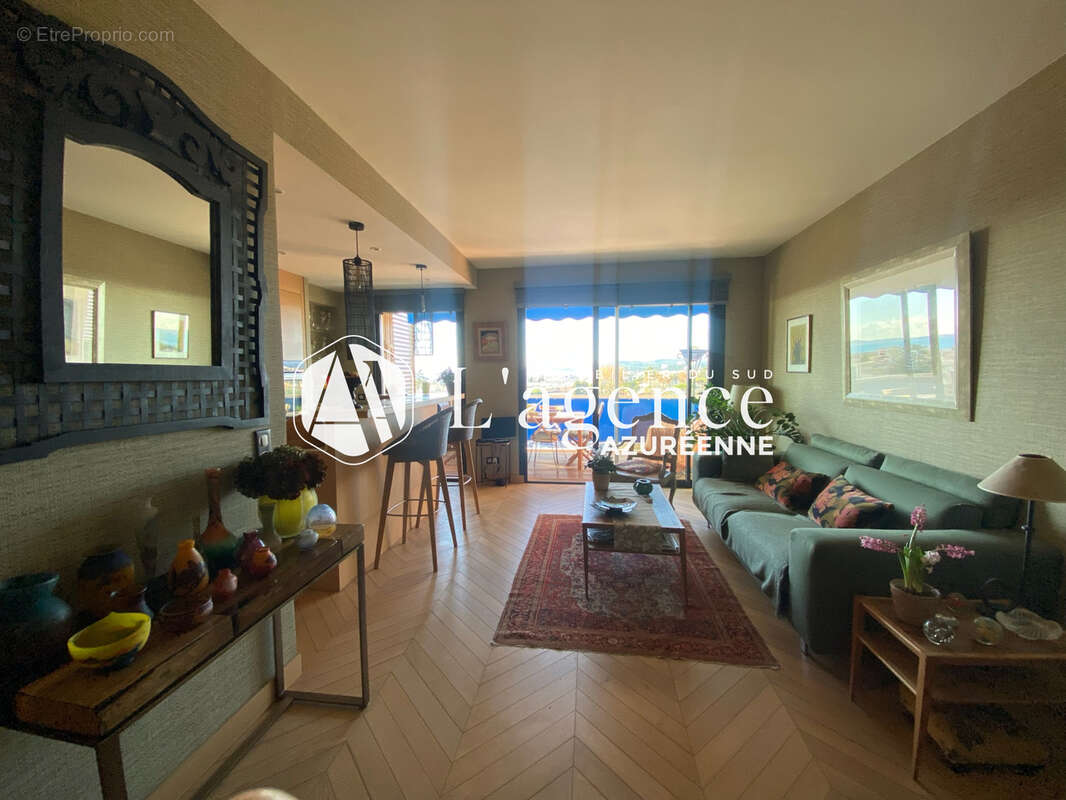 Appartement à SAINT-LAURENT-DU-VAR