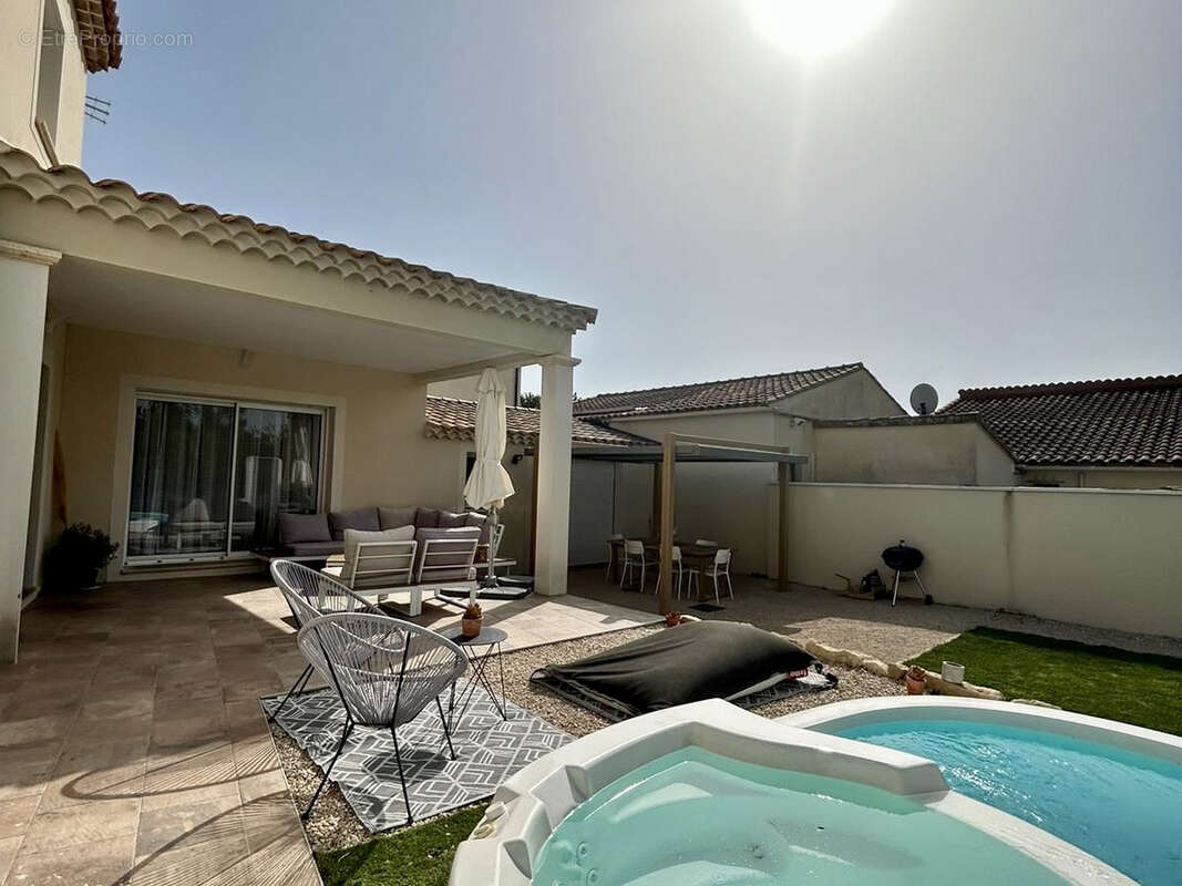 Maison à ENTRAIGUES-SUR-LA-SORGUE