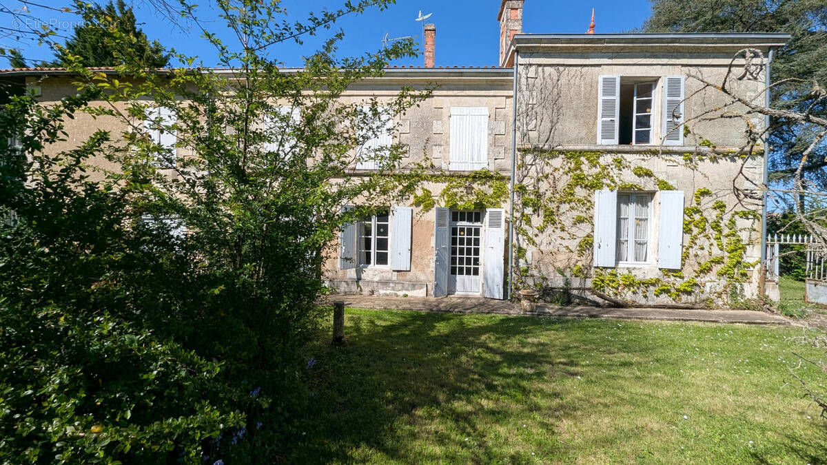 Maison à MAGNE