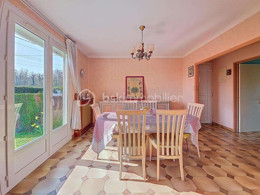 Maison à LA QUEUE-LES-YVELINES