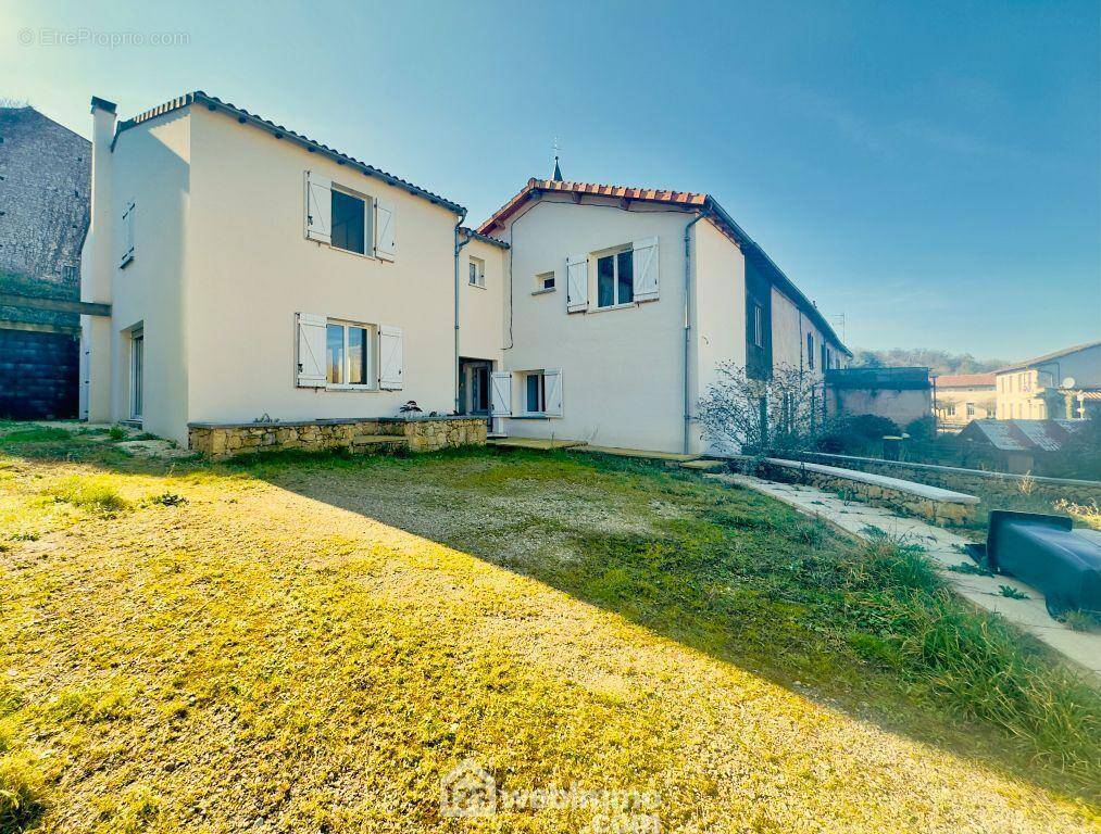 Au coeur du village, proche commerces et école, - Maison à CELLE-LEVESCAULT