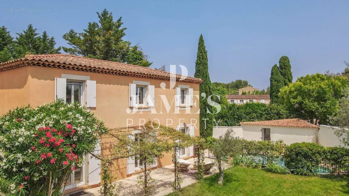 Maison à MOURIES