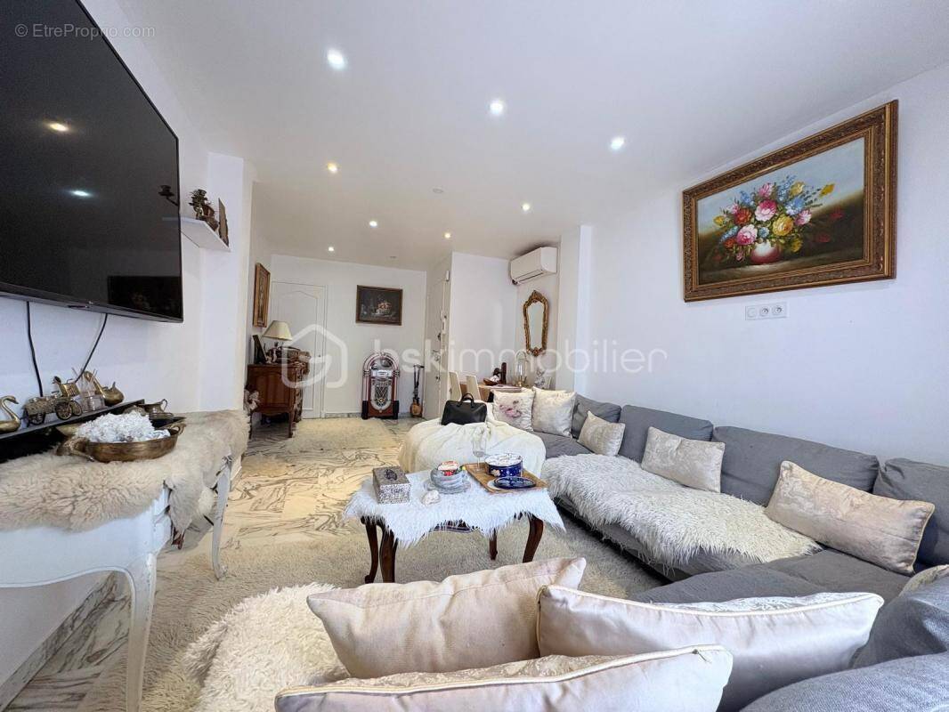 Appartement à SAINT-LAURENT-DU-VAR