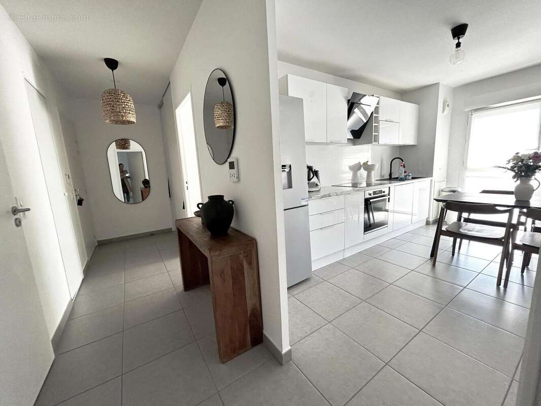 Dégagement hall et pièce principale - Appartement à ECHIROLLES