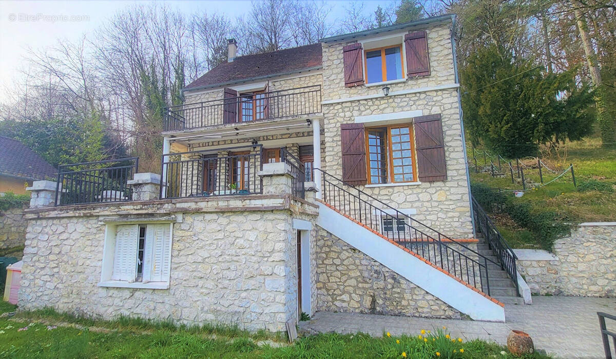 Maison à FONTAINE-LE-PORT