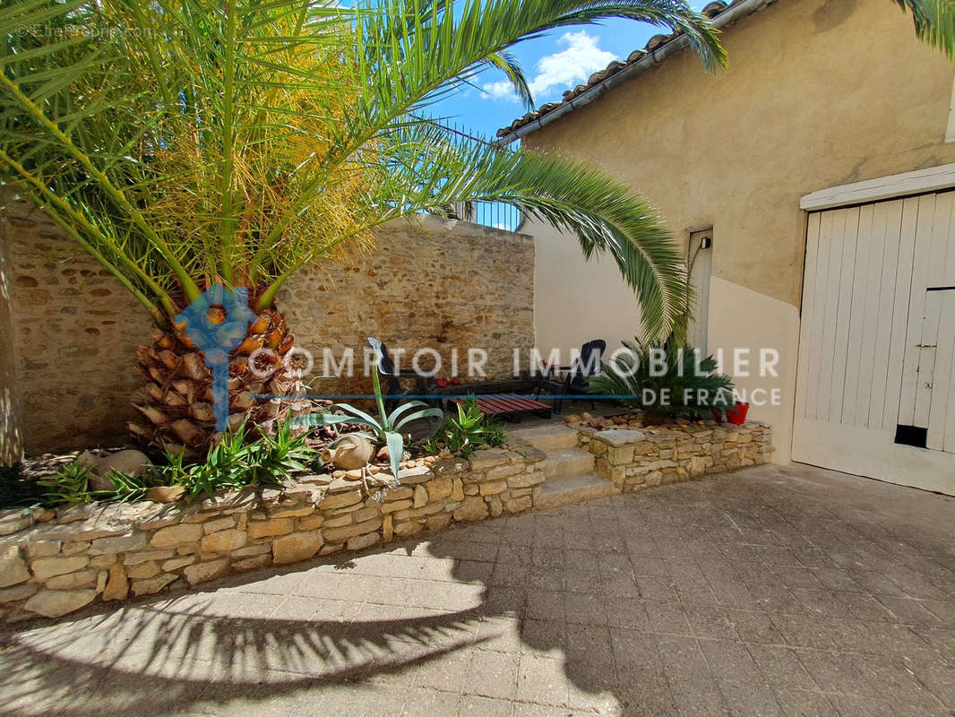 Maison à LAUDUN-L&#039;ARDOISE