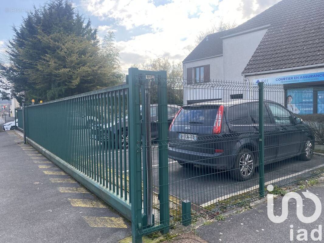 Photo 1 - Parking à ESBLY