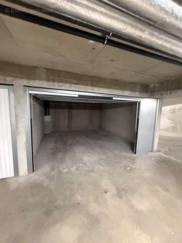 Parking à LYON-8E