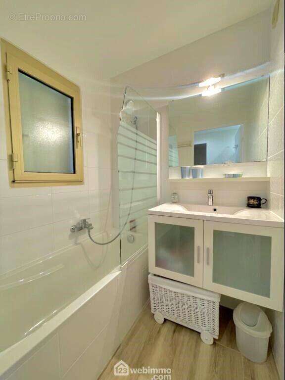 salle de bains lumineuse équipée d&#039;une fenêtre pour une aération naturelle. - Appartement à SAINTE-MAXIME