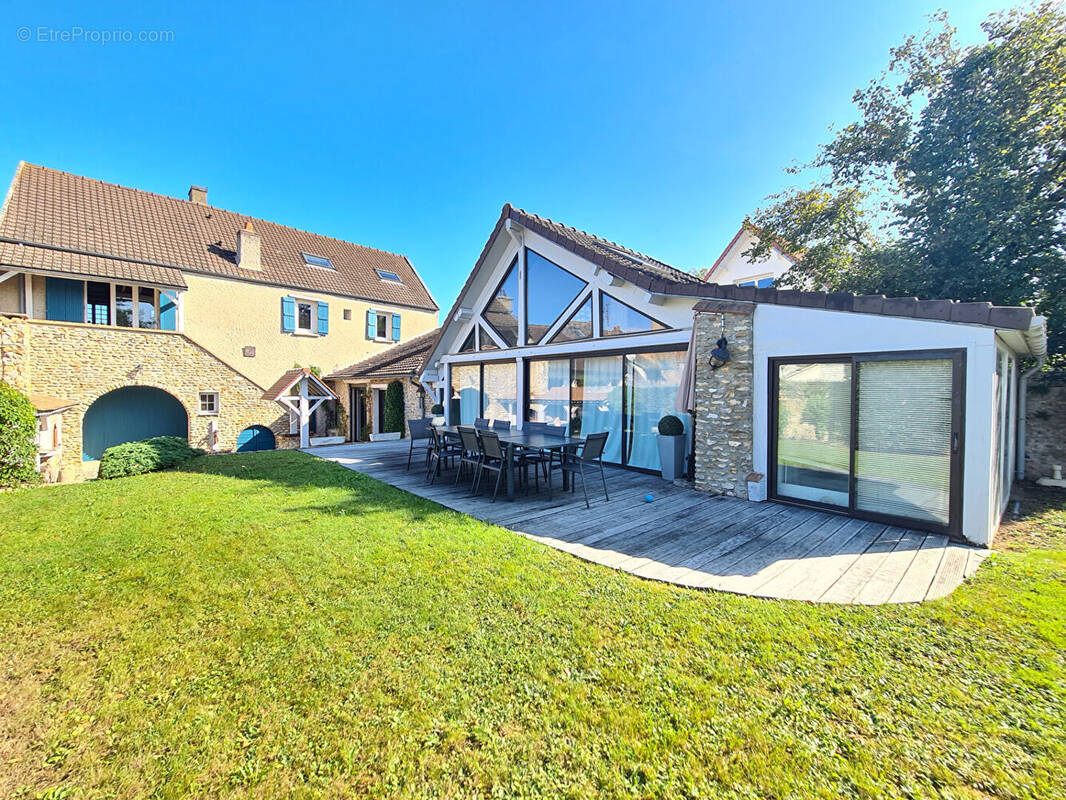 Maison à LA QUEUE-LES-YVELINES