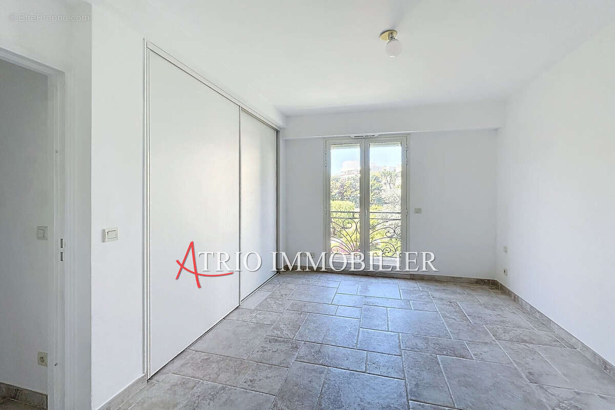 Appartement à SAINT-LAURENT-DU-VAR