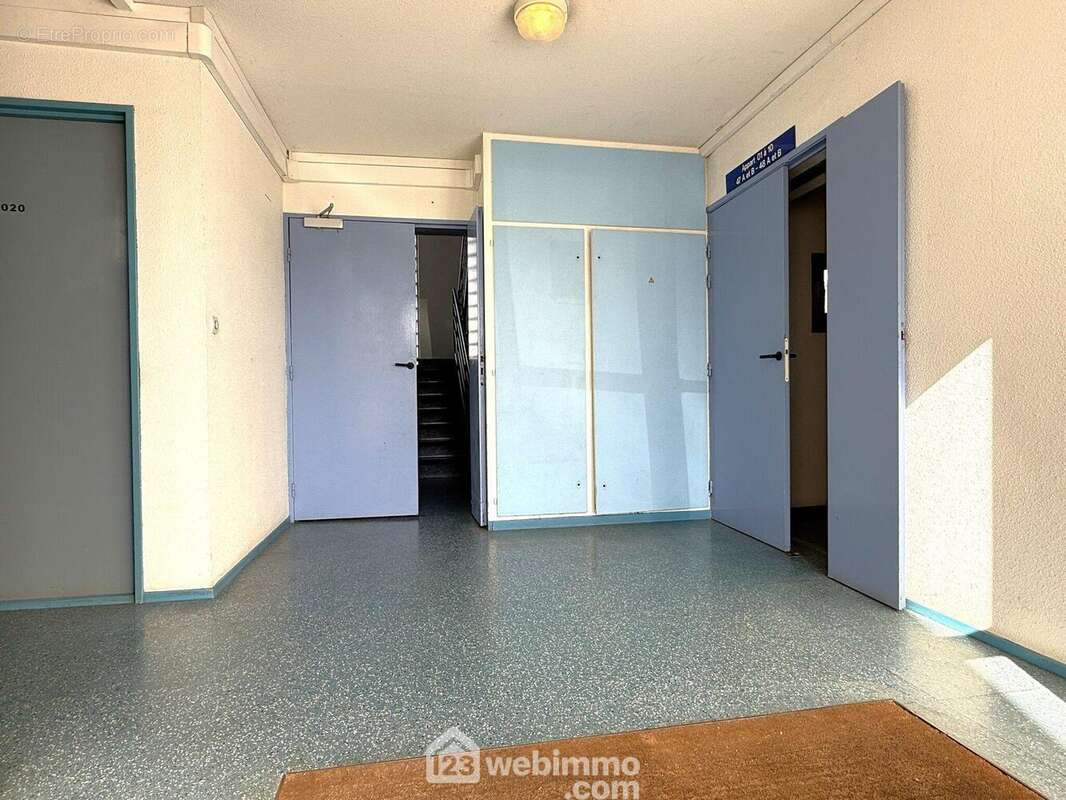 Au-delà du hall d&#039;entrée, - Appartement à POITIERS