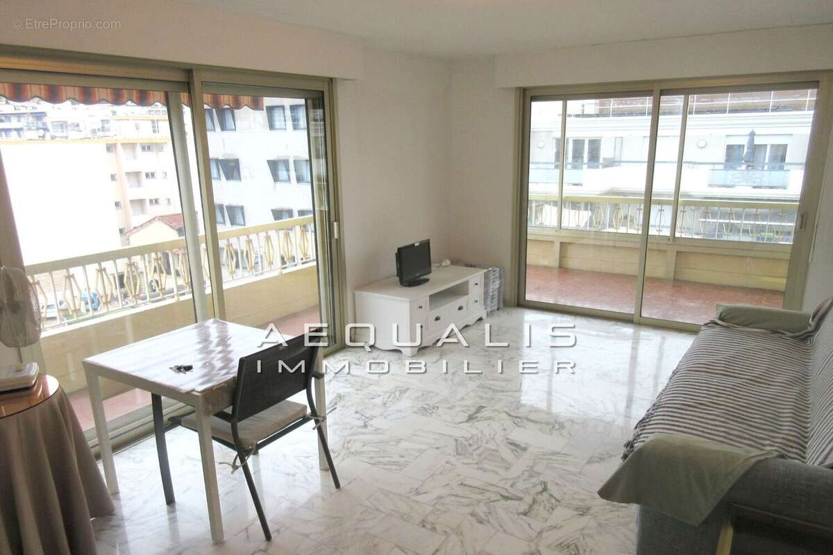 Appartement à SAINT-LAURENT-DU-VAR