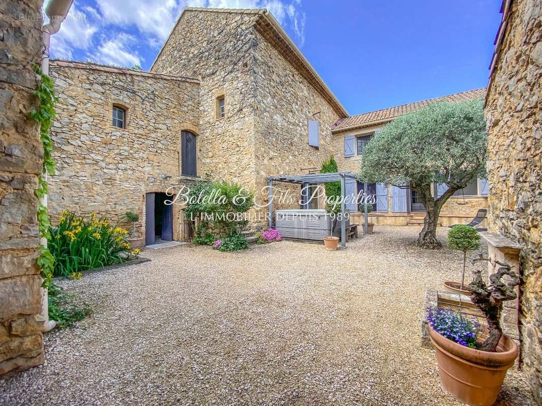 Maison à LAUDUN-L&#039;ARDOISE