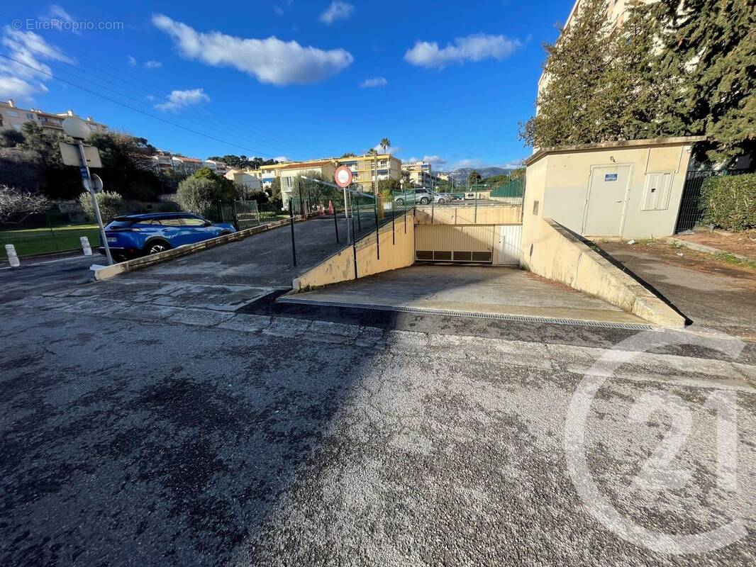 Parking à SAINT-LAURENT-DU-VAR
